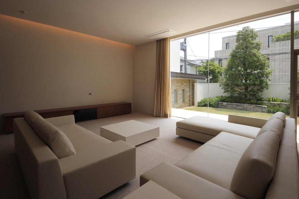 リビングテーブル ／ホワイト鏡面仕上げ　W1,000×D1,000×H300（オーダー製作）　東京都品川区 I邸