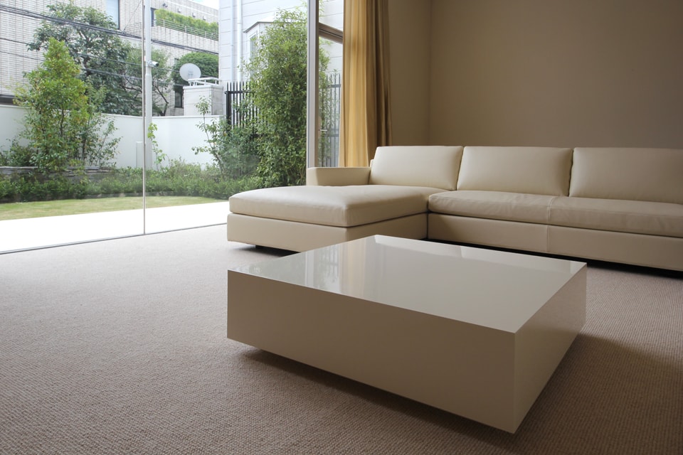 リビングテーブル ／ホワイト鏡面仕上げ　W1,000×D1,000×H300（オーダー製作）　東京都品川区 I邸