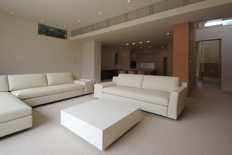 リビングテーブル ／ホワイト鏡面仕上げ　W1,000×D1,000×H300（オーダー製作）　東京都品川区 I邸