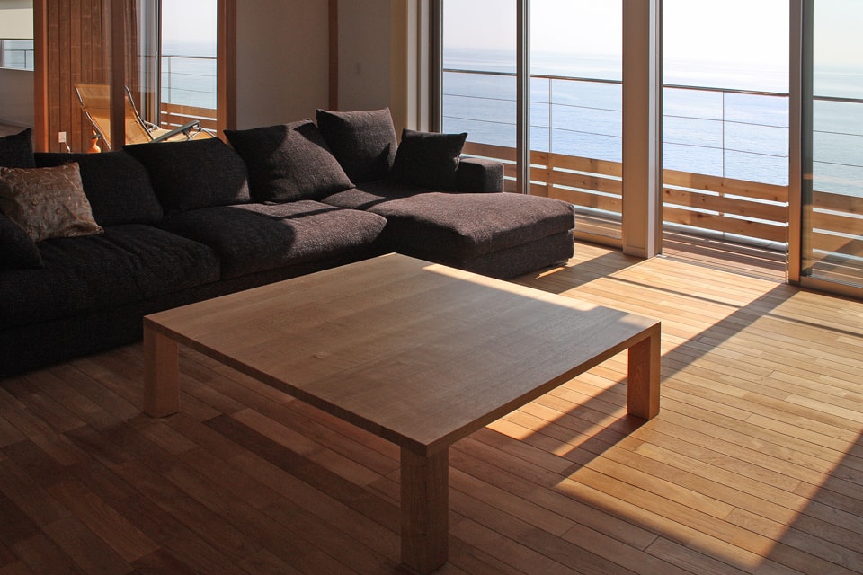 無垢ローテーブル Type A ／無垢ナラ材　W1,200×D1,200×H380（オーダー製作）　神奈川県二宮町　I邸