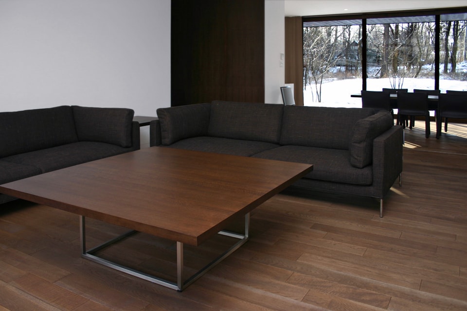 無垢ローテーブル／ナラ材染色　W1,300×D1,300×H480　 長野県軽井沢町 M邸　　 Design by Miki Toyoda