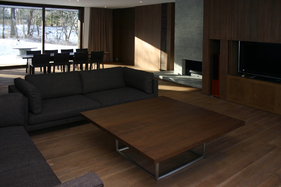 無垢ローテーブル／ナラ材染色　W1,300×D1,300×H480　 長野県軽井沢町 M邸　　 Design by Miki Toyoda