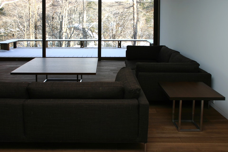 無垢ローテーブル／ナラ材染色　W1,300×D1,300×H480　 長野県軽井沢町 M邸　　 Design by Miki Toyoda