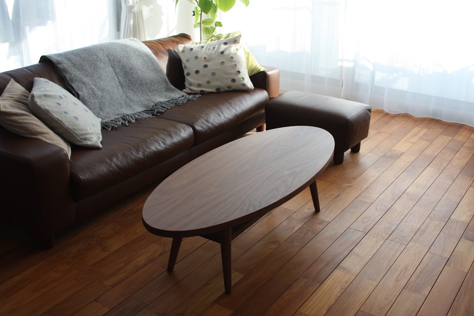 無垢ラウンドテーブル ／ 無垢ウォールナット材　W1,200×D500×H700（オーダー製作）　神奈川県茅ケ崎市　U邸