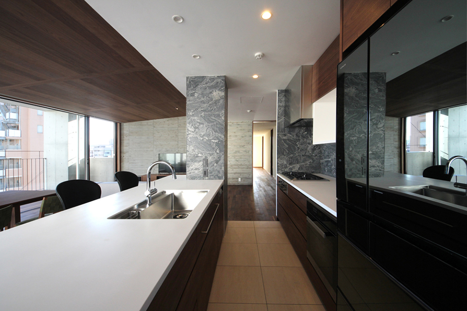 壁面収納・キッチン収納 ／ウォールナット材（オーダー設計・製作・施工）　東京都渋谷区 S邸　Design by Kato Architect Office