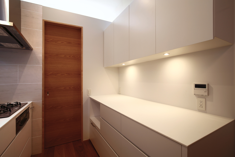 壁面収納・キッチン収納 ／ ホワイト塗装仕上げ（オーダー設計・製作・施工）　千葉県市川市 S邸  Design by Kato Architect Office