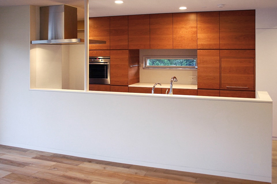 壁面収納・キッチン収納 ／ ブラックチェリー材（オーダー設計・製作・施工）　神奈川県鎌倉市 H邸