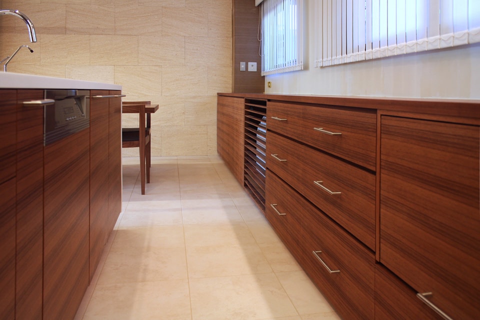 壁面収納・キッチン収納 ／チーク材（オーダー設計・製作・施工）　神奈川県相模原市I邸　　Designed by Kato Architect Office